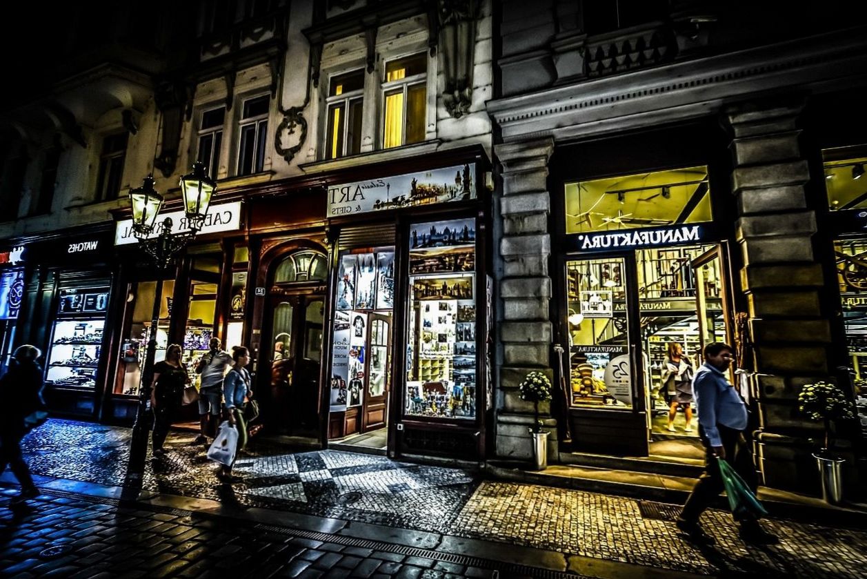 Eindejaarsgeschenk met lokale delicatessen voor klanten van advocatenkantoor